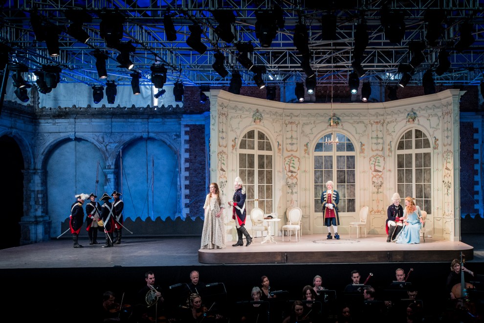 Cosi fan tutte - Mozart - Investec Opera Holland Park - 31 May 2018 Conductor - Dane Lam Director - Oliver Platt Designer - Alyson Cummings Lighting Designer - Rory Beaton Fiordiligi - Eleanor Dennis Dorabella - Kitty Whately Guglielmo - Nicholas Lester